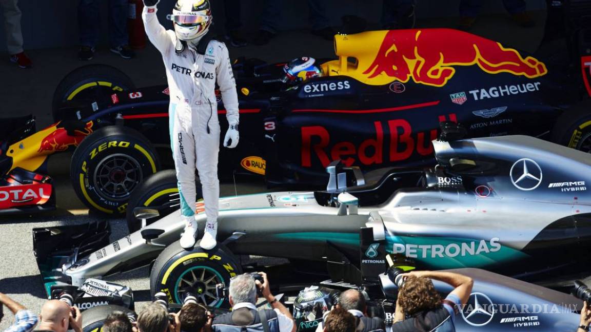 Hamilton le arrebata la “pole” a Rosberg en Barcelona