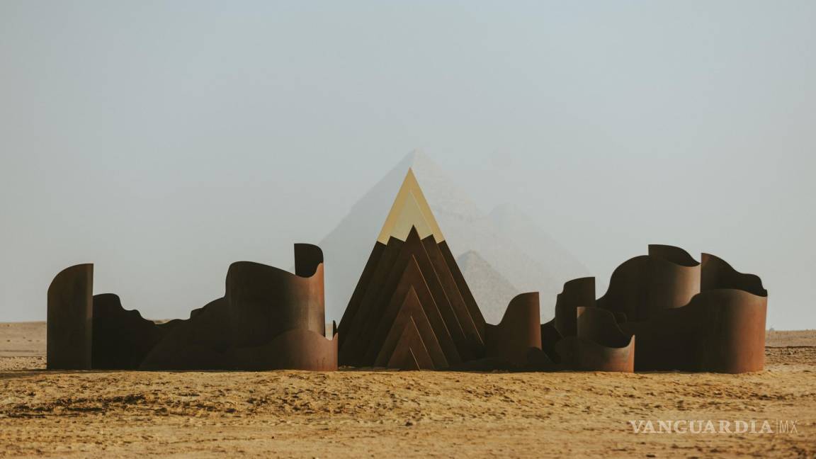 Imágenes de la asombrosa exposición ‘Forever is Now’ teniendo como fondo las pirámides de Giza