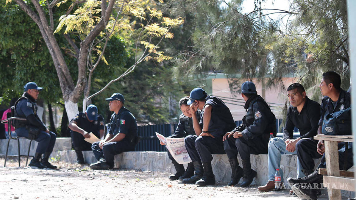 Al menos 300 policías realizan paro en Guerrero; exigen mejoras y cese de titular