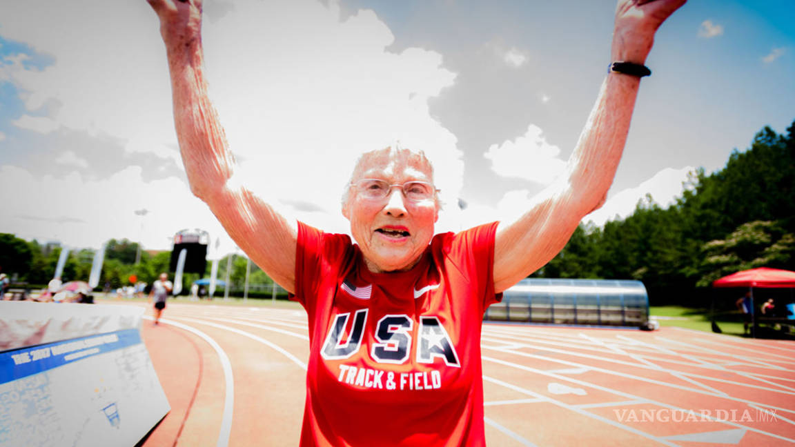 Mujer de 100 años rompe récord en carreras para adultos mayores