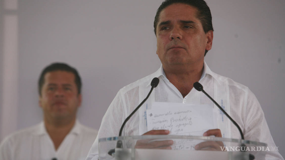 Gobernador de Michoacán promete escuchar a normalistas