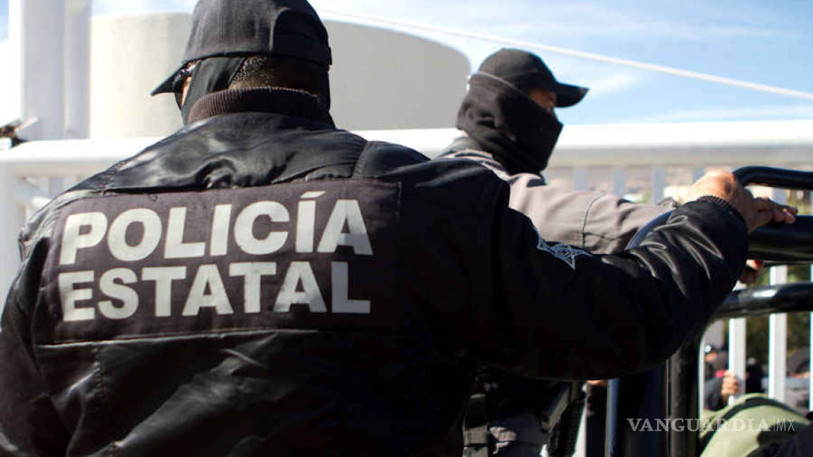 Agreden a policías en autopista de Michoacán