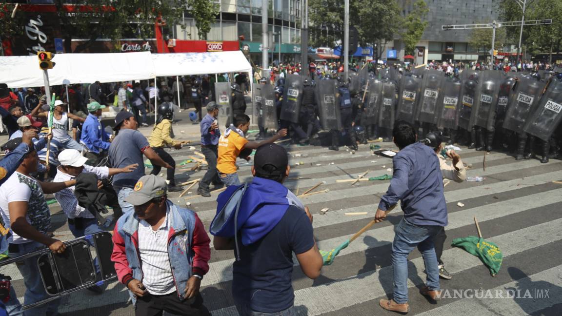 Campesinos y granaderos se enfrentan durante protesta por gasolinazo en CDMX