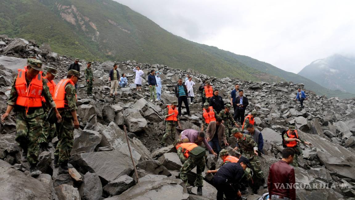 Más de 110 personas quedan enterradas tras deslave en China