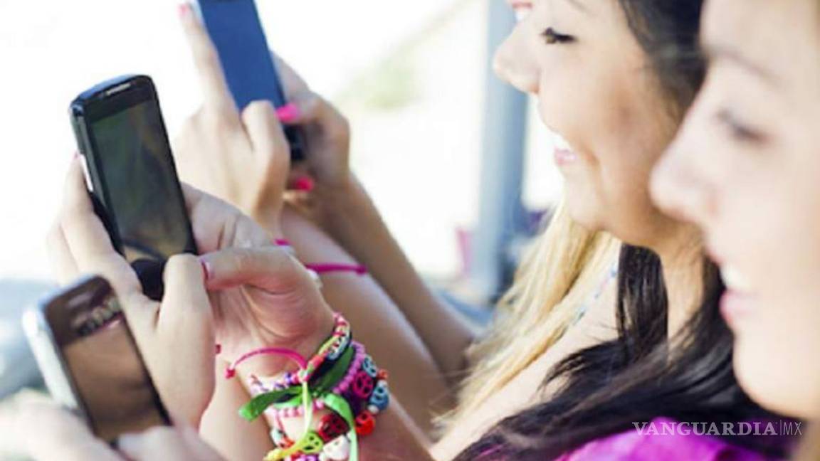 Adolescentes latinoamericanos miran WhatsApp al despertar, revela estudio