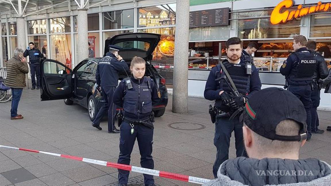 Policía hiere a automovilista que embistió a peatones en Alemania