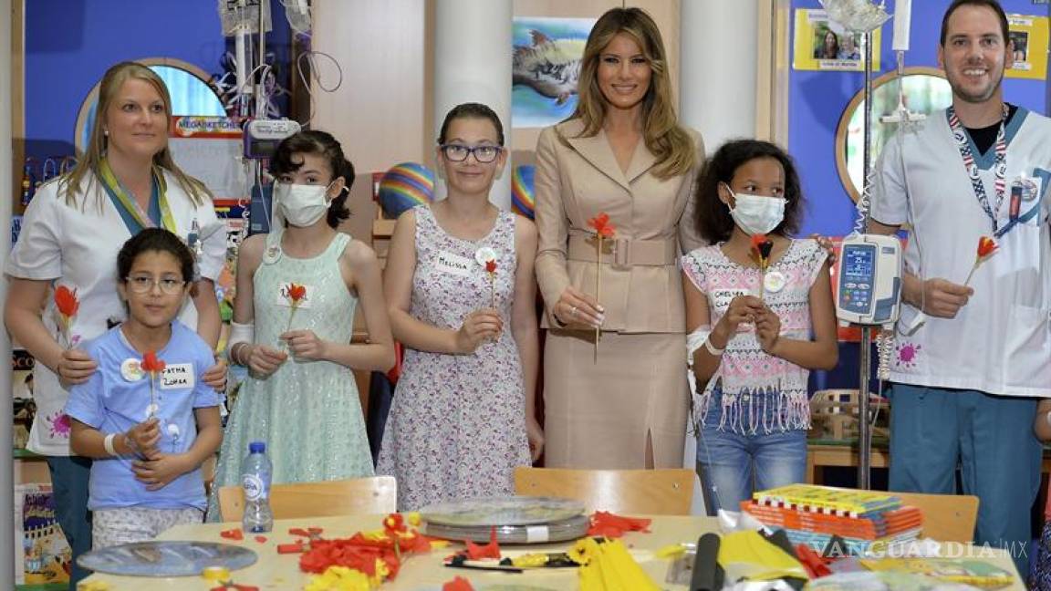 Visita Melania Trump a niños enfermos en Bruselas