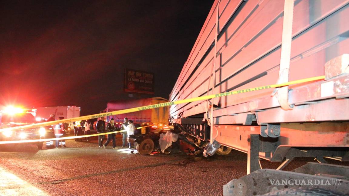 Tráiler embiste auto de coahuilenses; mueren tres en San Luis Potosí