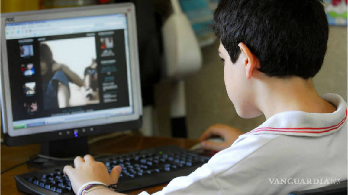 Jóvenes pasan más tiempo en internet que en aulas: OCDE