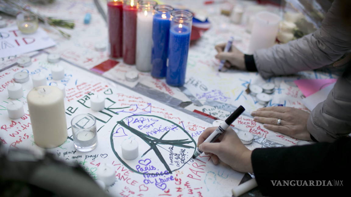 'Amigos, no recen por París, no necesitamos más religión': monero de Charlie Hebdo