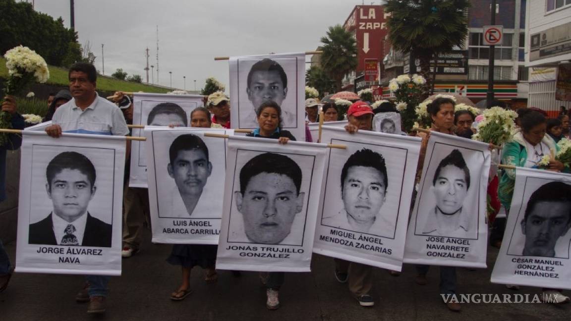 Los 43 desaparecidos, parte de un turbio juego político, señalan sus compañeros