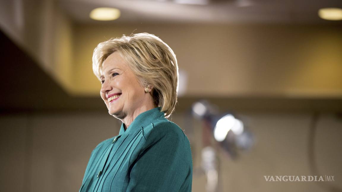 Hillary Clinton abre cuenta de Twitter en español
