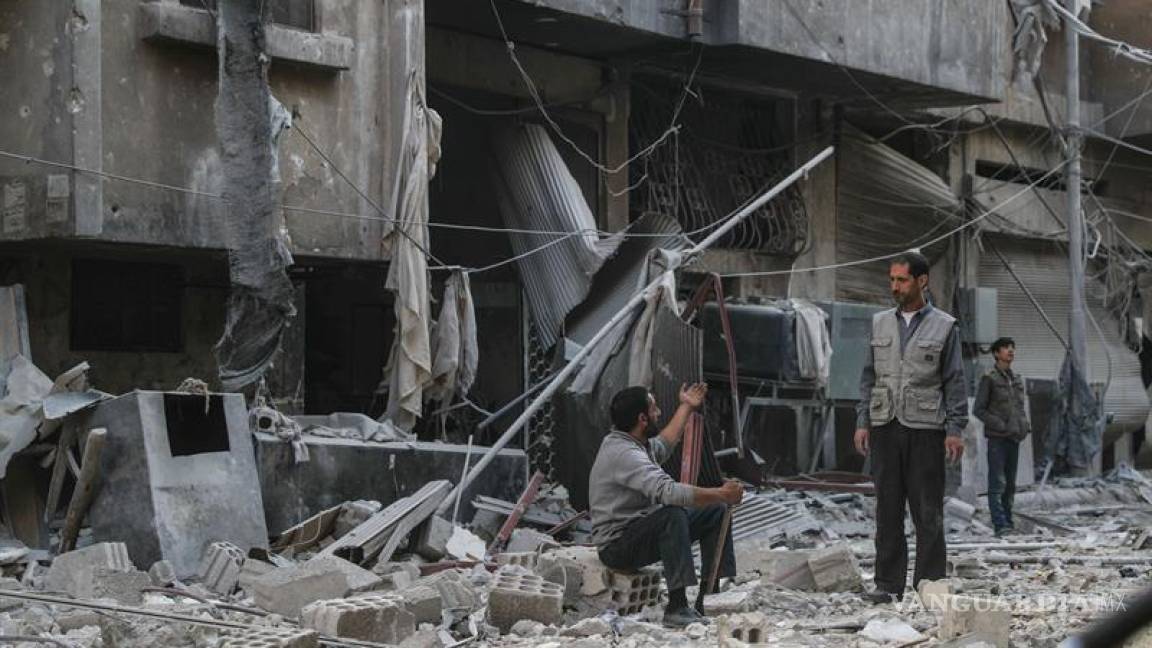 Mueren 14 civiles en bombardeos contra bastión opositor en afueras de Damasco
