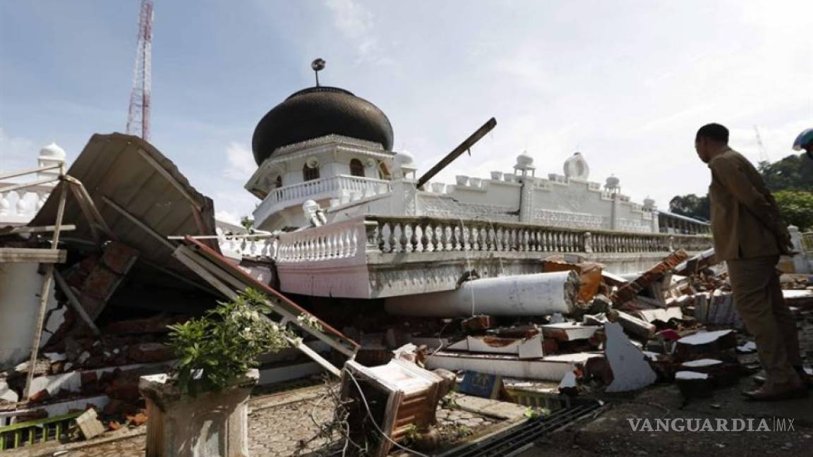 Un terremoto causa en Indonesia al menos 97 muertos