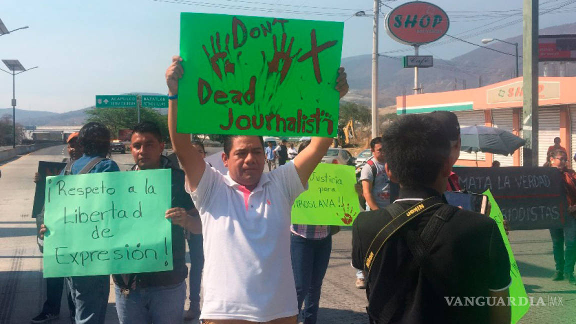 Reporteros protestan en Autopista del Sol contra ataques y amenazas