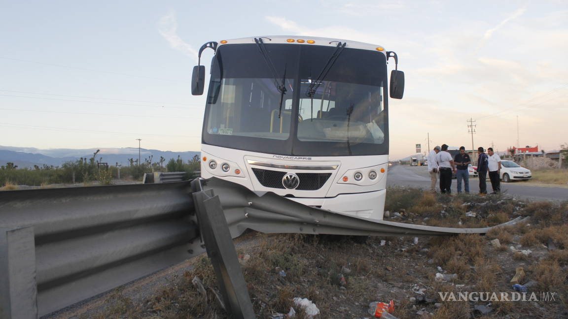 Transporte de personal pierde el control y sale de la carretera Saltillo Monterrey