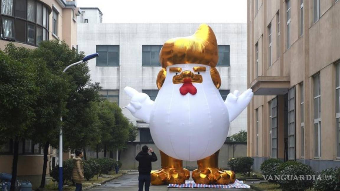 China se prepara para Año del Gallo con pollos inflables inspirados en Trump