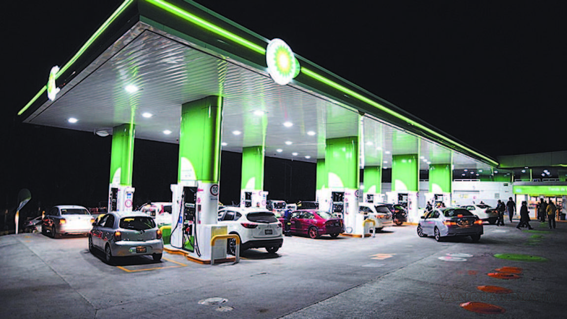 Abarrotan gasolinera extranjera en la CDMX; rinde más el combustible, dicen