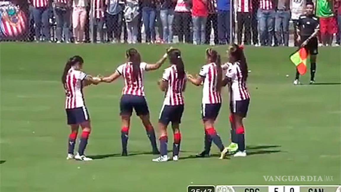 El sexy baile de una jugadora de Chivas para festejar un gol (video)