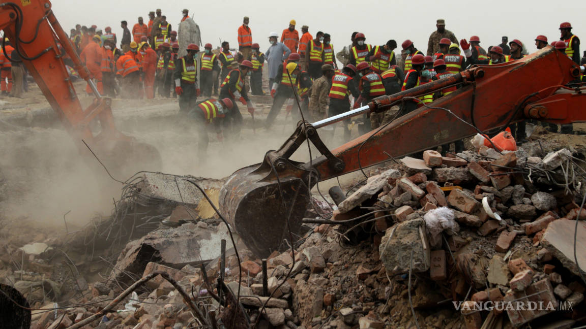 Suben a 46 los muertos por derrumbe en Pakistán
