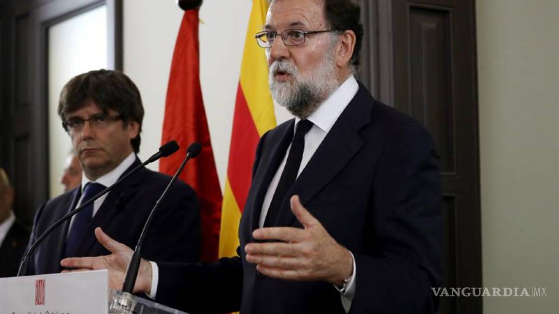 Rajoy y Puigdemont aseguran coordinación tras atentados en Cataluña