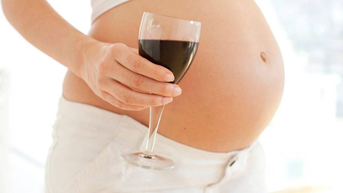 ¿Deben las embarazadas dejar de beber alcohol?