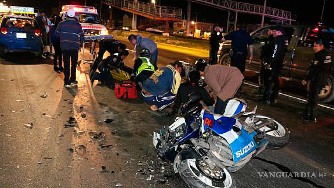 Integrantes de moto club se lesionan tras chocar contra un vehículo