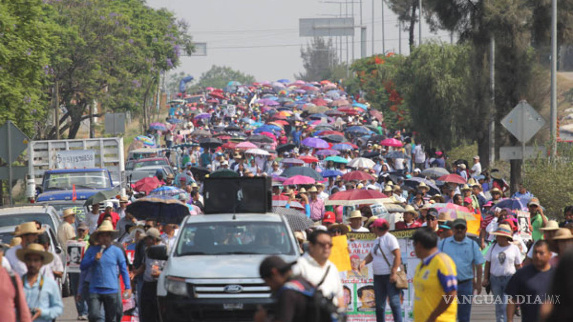 En su día maestros de Oaxaca realizan marcha