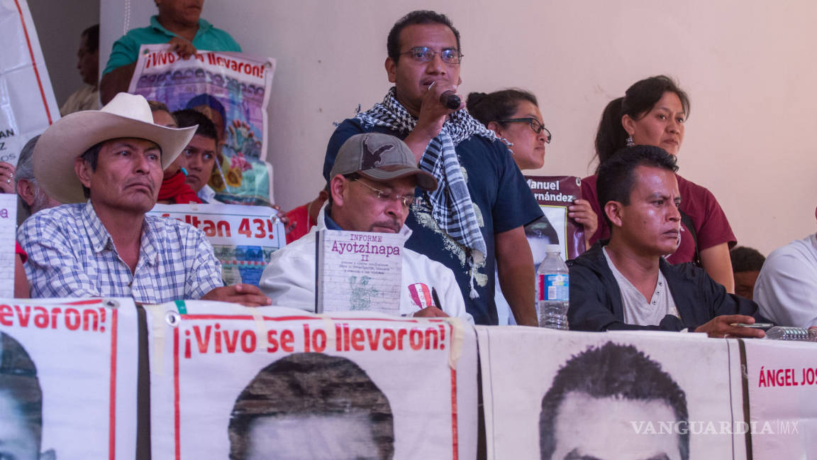 Padres de los 43 exigen la renuncia de Tomás Zerón