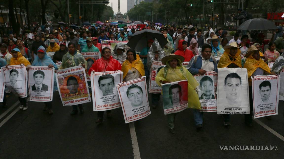 Padres de Ayotzinapa llegan a PGR; rechazan propuesta de búsqueda del gobierno