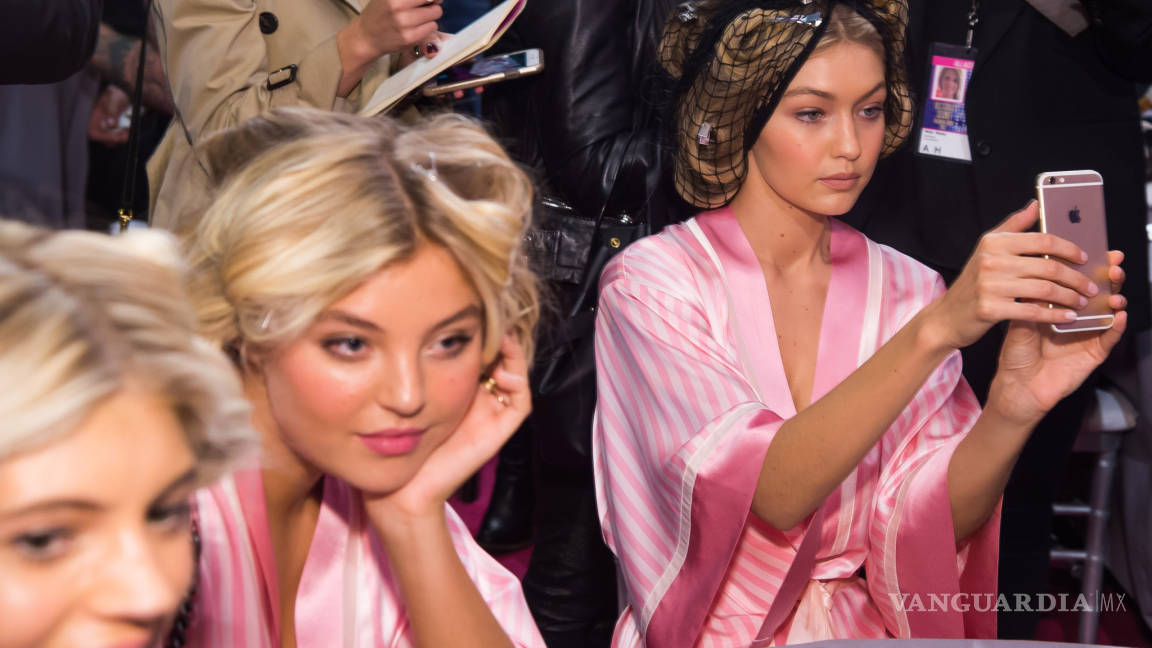Ángeles vestidas de seda en el 'backstage' del desfile de Victoria’s Secret