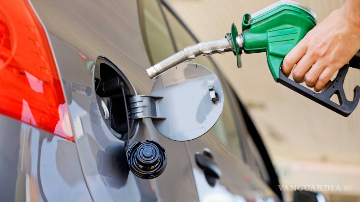 Hacienda baja dos centavos precio de los combustibles