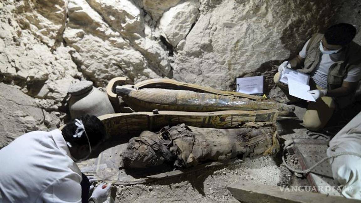 Descubren ocho momias en una antigua tumba de Egipto