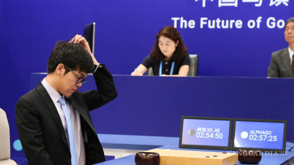 AlphaGo vence por tercera vez a campeón chino del go, se jubilará