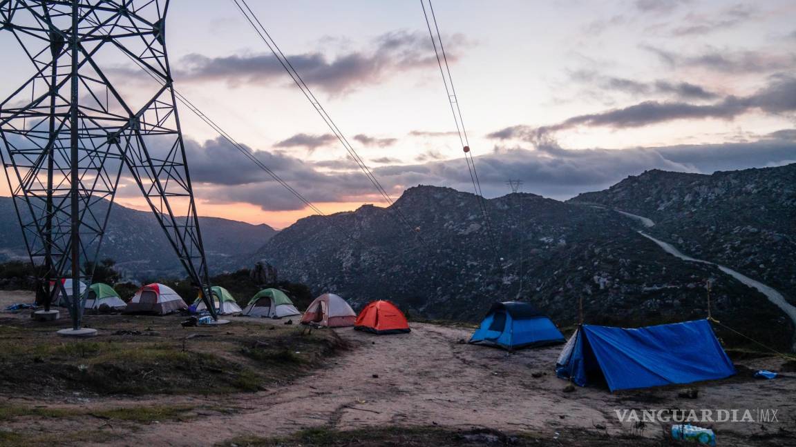 Veinticuatro horas en un refugio improvisado para migrantes en una zona silvestre de California