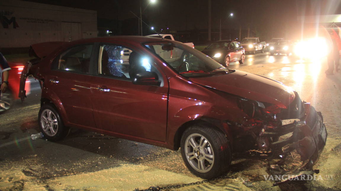 Mujer pierde el control de su vehículo y choca contra camellón en Saltillo