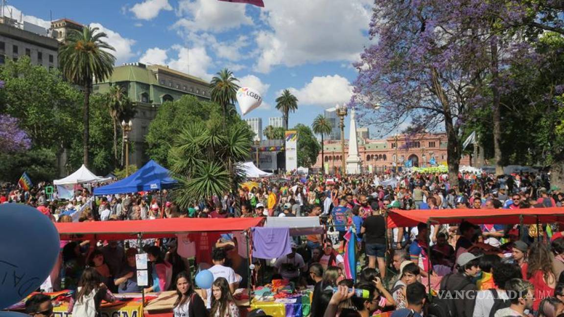 Cientos de banderas multicolor en Buenos Aires reivindican el Orgullo Gay