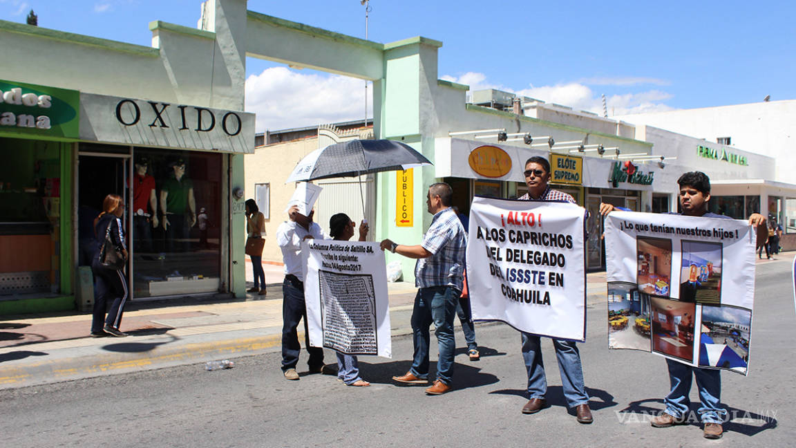 Padres de familia cierran céntrica calle de Saltillo; exigen guardería