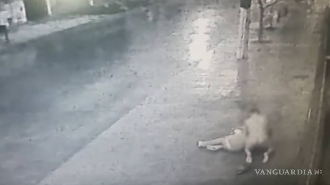 Hombre desnudo atacó brutalmente a una mujer que iba por la calle en Argentina