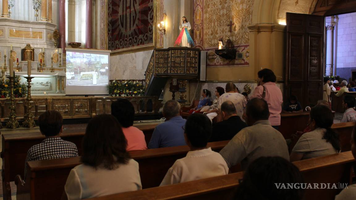 'Presencian' misa a través de pantalla en novenario del Santo Cristo en Saltillo