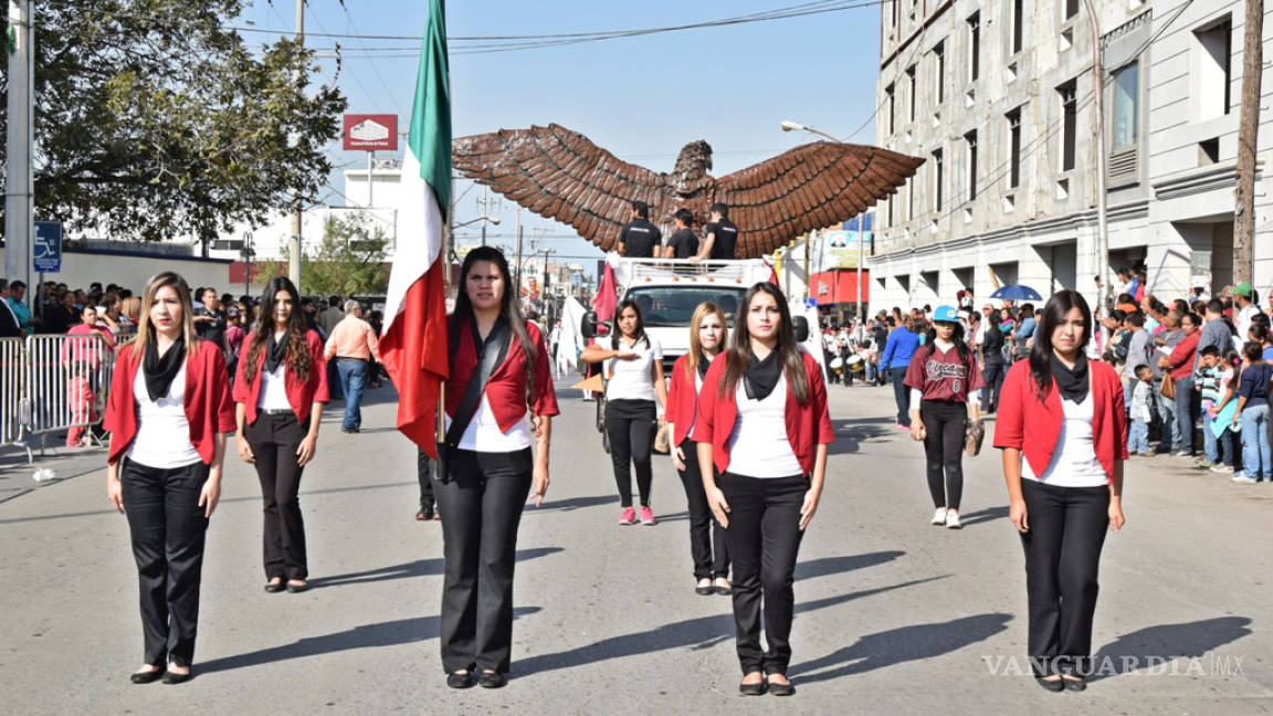 Monclovenses participan en desfile de la Revolución