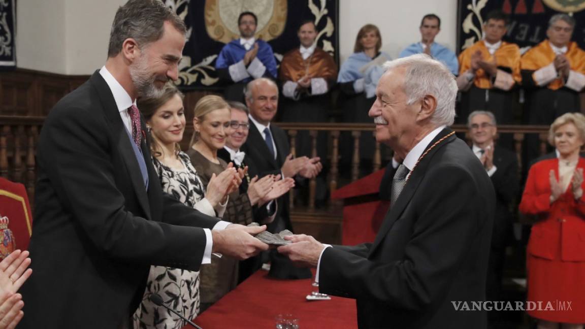 Eduardo Mendoza reivindica el humor al recibir el Premio Cervantes