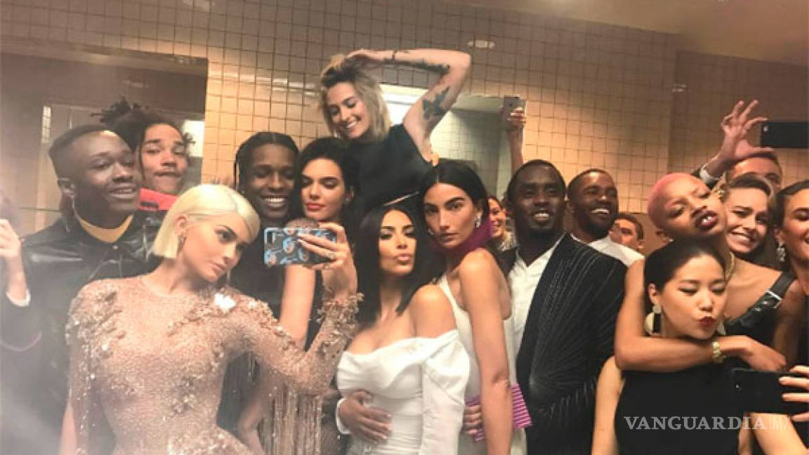 Kylie Jenner, Emily Ratajkowski y otros famosos no respetaron la regla de 'no selfies' de Wintour