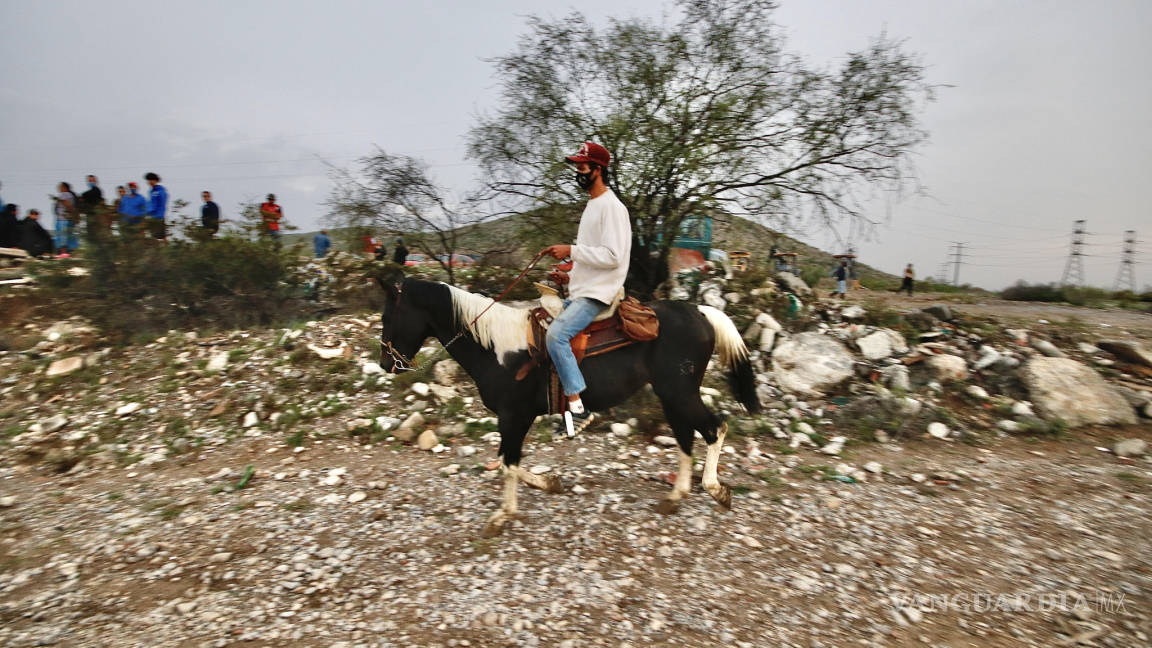 Buscan con caballos a niña arrastrada por corriente de arroyo en Saltillo