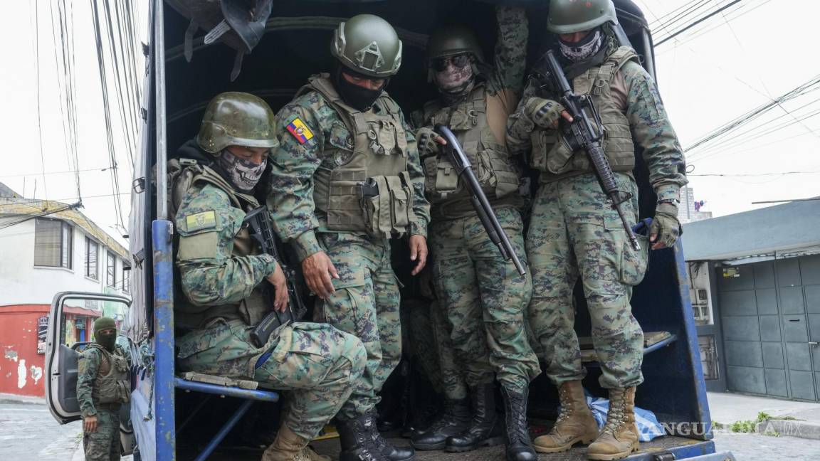 Encuentran en la Amazonia ecuatoriana a siete presuntos militares asesinados, en un vehículo
