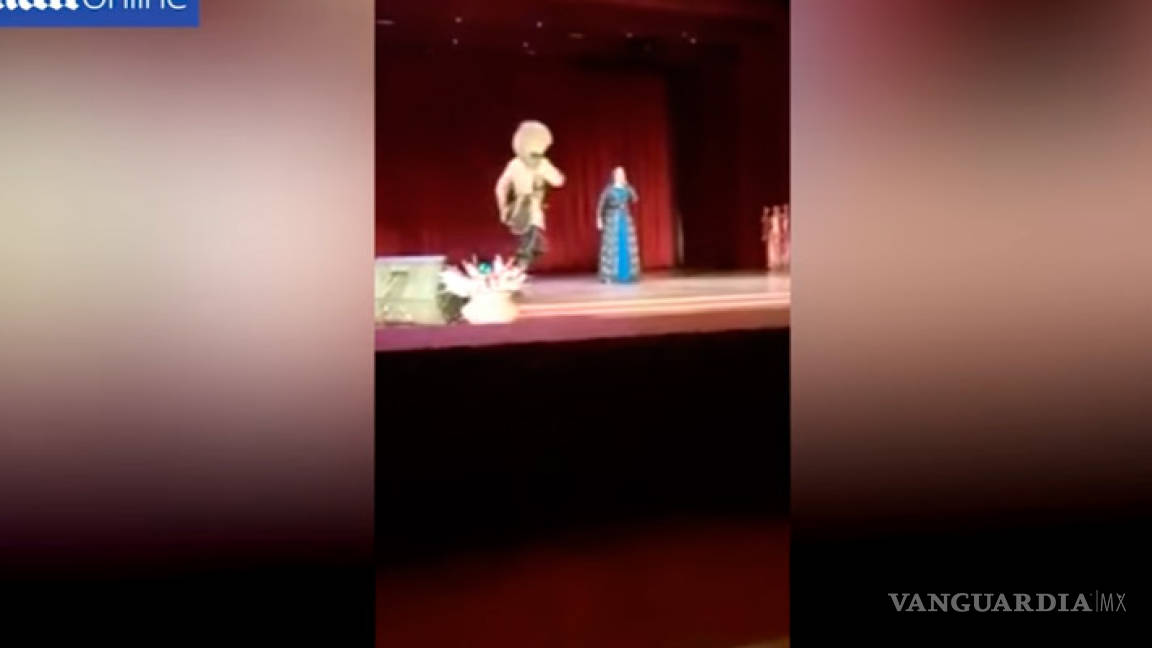 Bailarín muere en el escenario, la audiencia le aplaudió, pensaban que era parte del 'show'