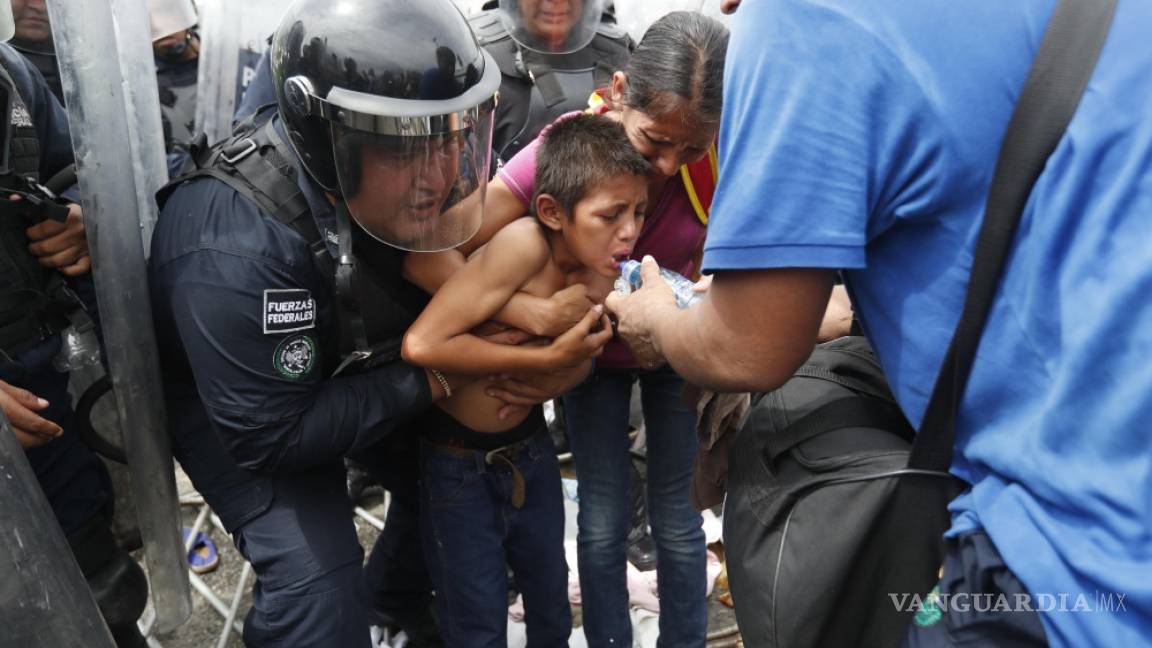 Caos y heridos, caravana migrante rompe cerco y cruza frontera con México (Fotogalería)