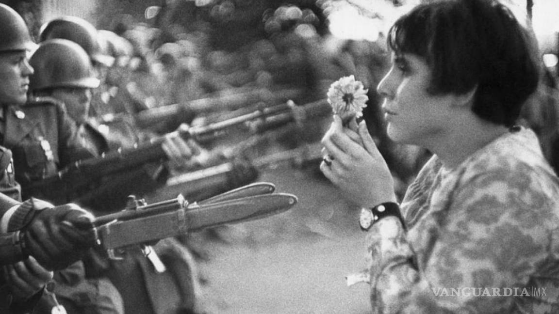 Fallece Marc Riboud, conocido por la chica con una flor delante de unos fusiles