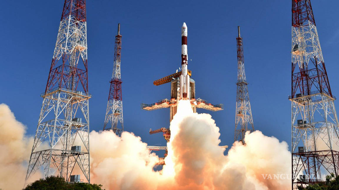 India hace historia, lanza ocho satélites a dos órbitas