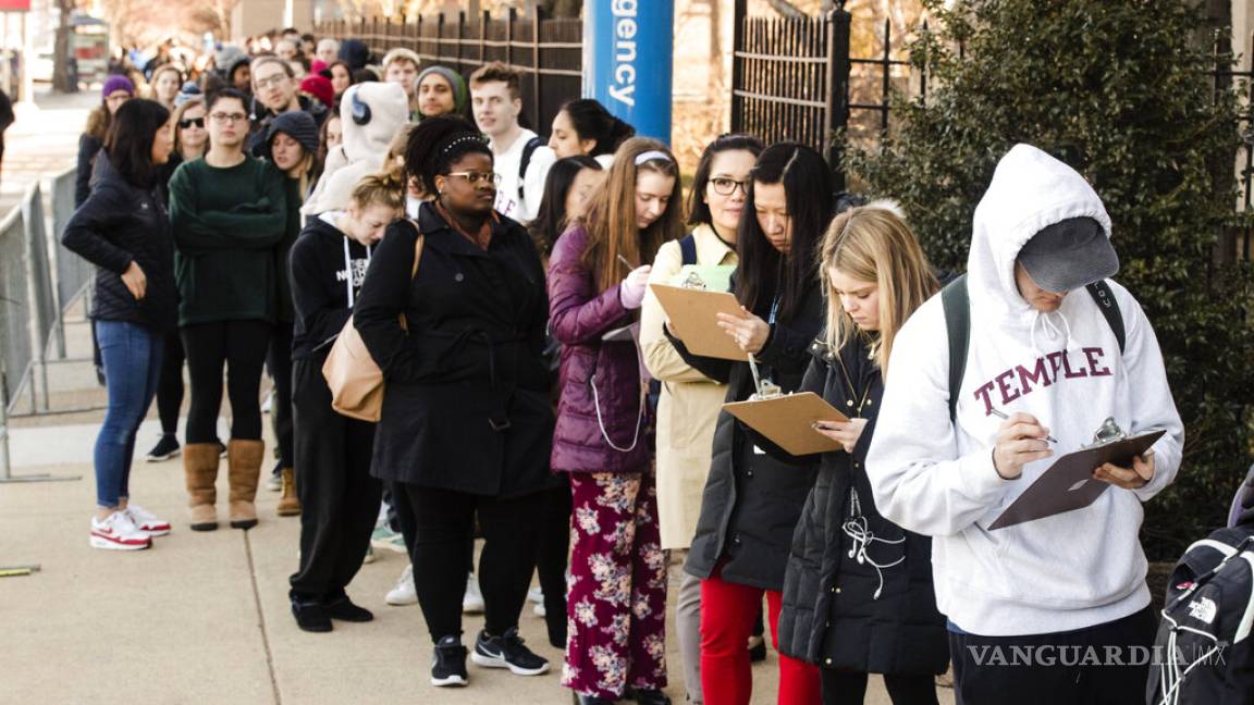 Vacunan alumnos de universidad de Filadelfia por paperas